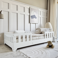 voorbeeld model in het dekkend wit