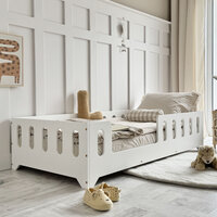 voorbeeld model in het dekkend wit