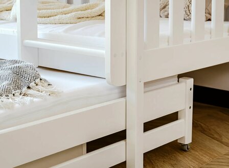 Karanza stapelbed met logeerlade massief grenen 90x200 wit