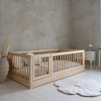 Bambi montessorri bed 120x200 met deur ronde spijl onbehandeld hout