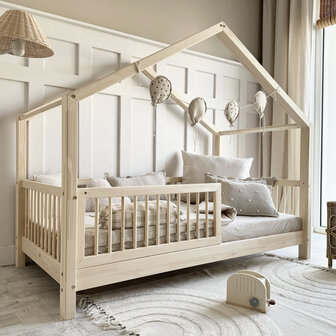 Basic Alto Montessori 90x190 huis bed onbehandeld hout