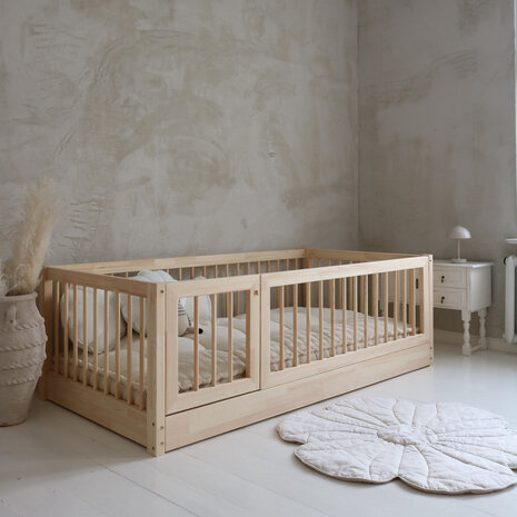 Bambi montessorri bed 120x200 met deur ronde spijl onbehandeld hout