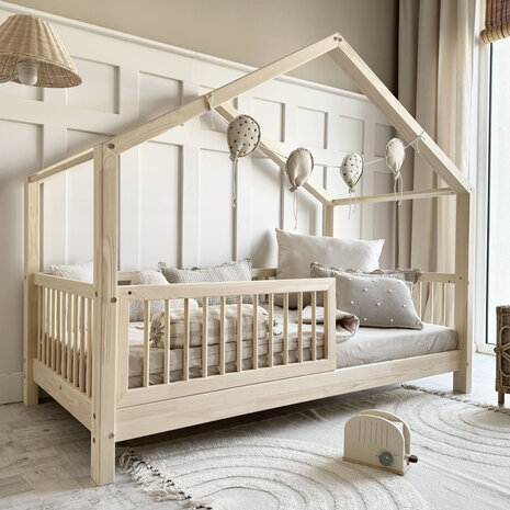 Basic Alto Montessori 90x190 huis bed onbehandeld hout