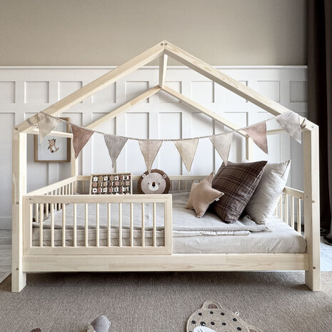 Basic Alto Montessori 90x190 huis bed onbehandeld hout